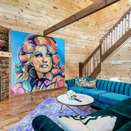 Smokiesboutiquecabins Would Love To Host You At Dolly'S Cute Cabin! 4 Suites With Private Bathrooms - Hot Tub, Fire Pit, Game Room, Resort Pool Open Memorial Day Through Labor Day! Gatlinburg Kültér fotó