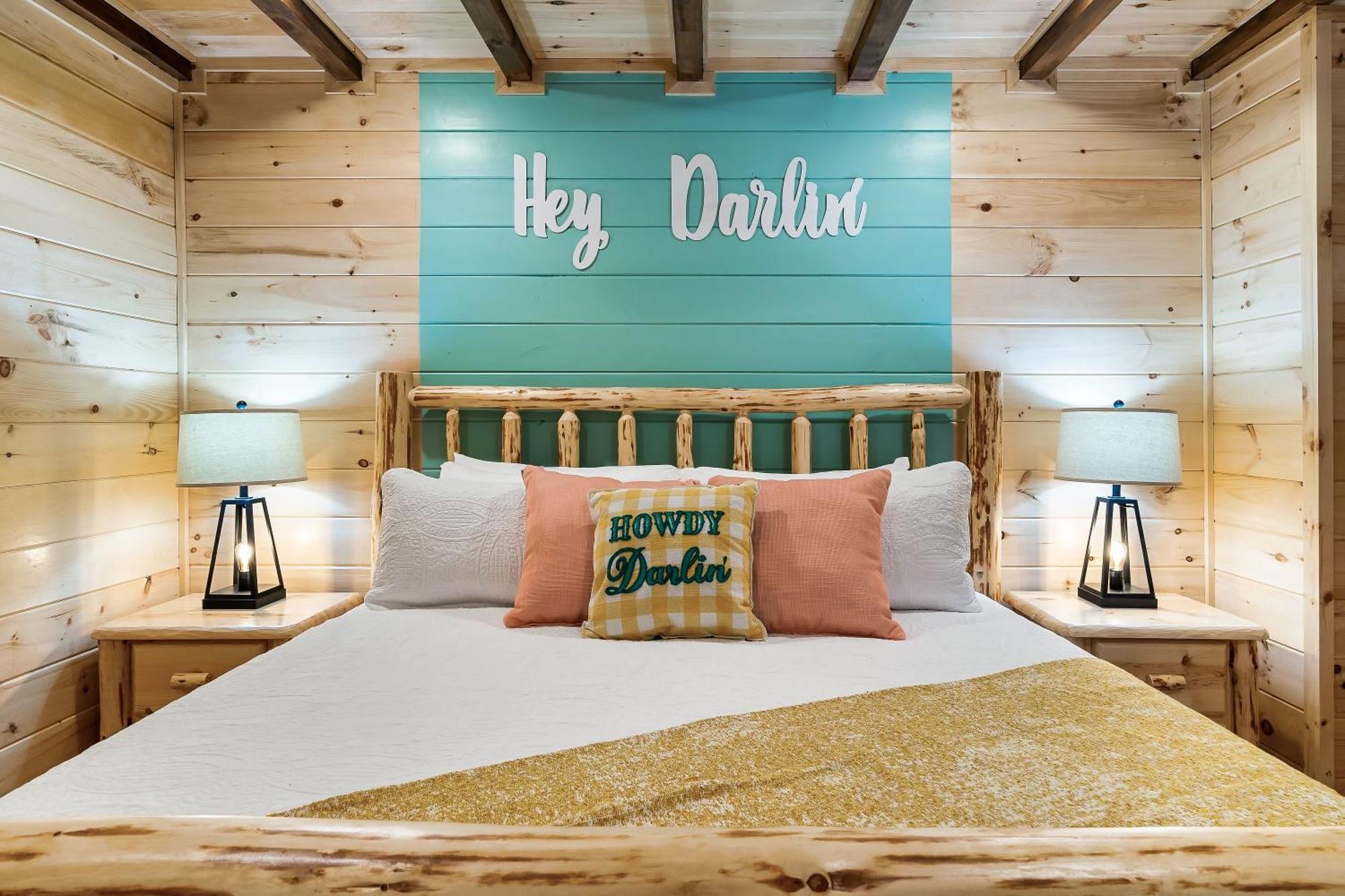 Smokiesboutiquecabins Would Love To Host You At Dolly'S Cute Cabin! 4 Suites With Private Bathrooms - Hot Tub, Fire Pit, Game Room, Resort Pool Open Memorial Day Through Labor Day! Gatlinburg Kültér fotó