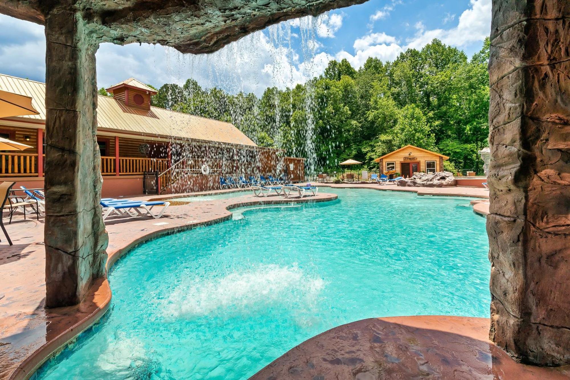 Smokiesboutiquecabins Would Love To Host You At Dolly'S Cute Cabin! 4 Suites With Private Bathrooms - Hot Tub, Fire Pit, Game Room, Resort Pool Open Memorial Day Through Labor Day! Gatlinburg Kültér fotó