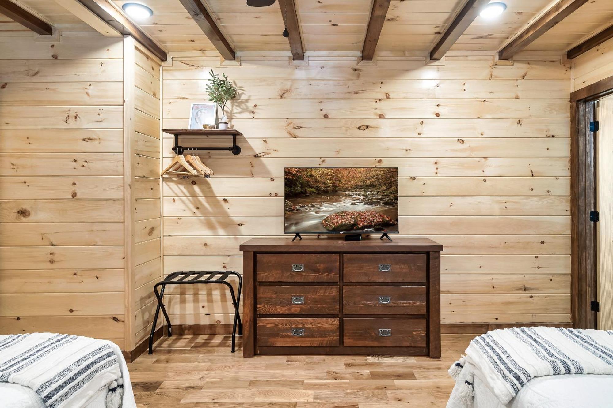 Smokiesboutiquecabins Would Love To Host You At Dolly'S Cute Cabin! 4 Suites With Private Bathrooms - Hot Tub, Fire Pit, Game Room, Resort Pool Open Memorial Day Through Labor Day! Gatlinburg Kültér fotó