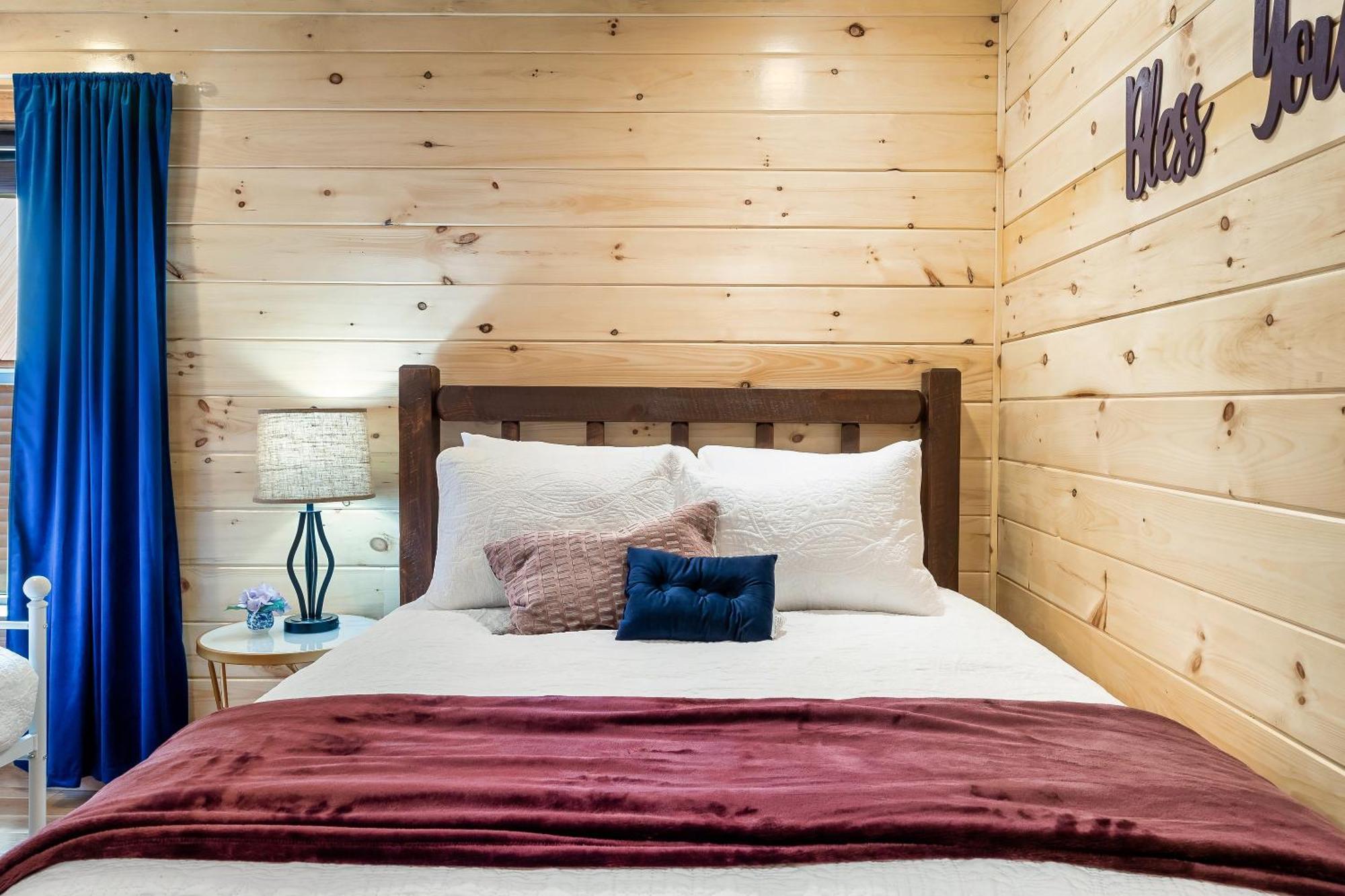 Smokiesboutiquecabins Would Love To Host You At Dolly'S Cute Cabin! 4 Suites With Private Bathrooms - Hot Tub, Fire Pit, Game Room, Resort Pool Open Memorial Day Through Labor Day! Gatlinburg Kültér fotó