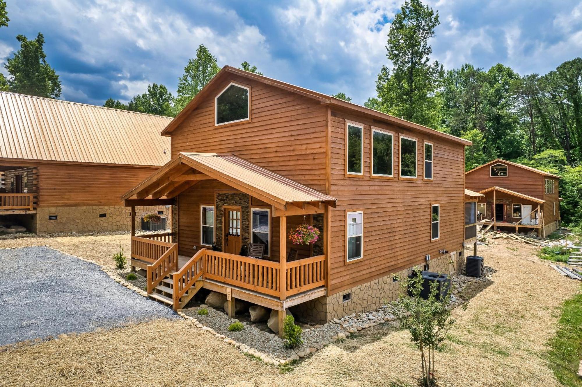 Smokiesboutiquecabins Would Love To Host You At Dolly'S Cute Cabin! 4 Suites With Private Bathrooms - Hot Tub, Fire Pit, Game Room, Resort Pool Open Memorial Day Through Labor Day! Gatlinburg Kültér fotó