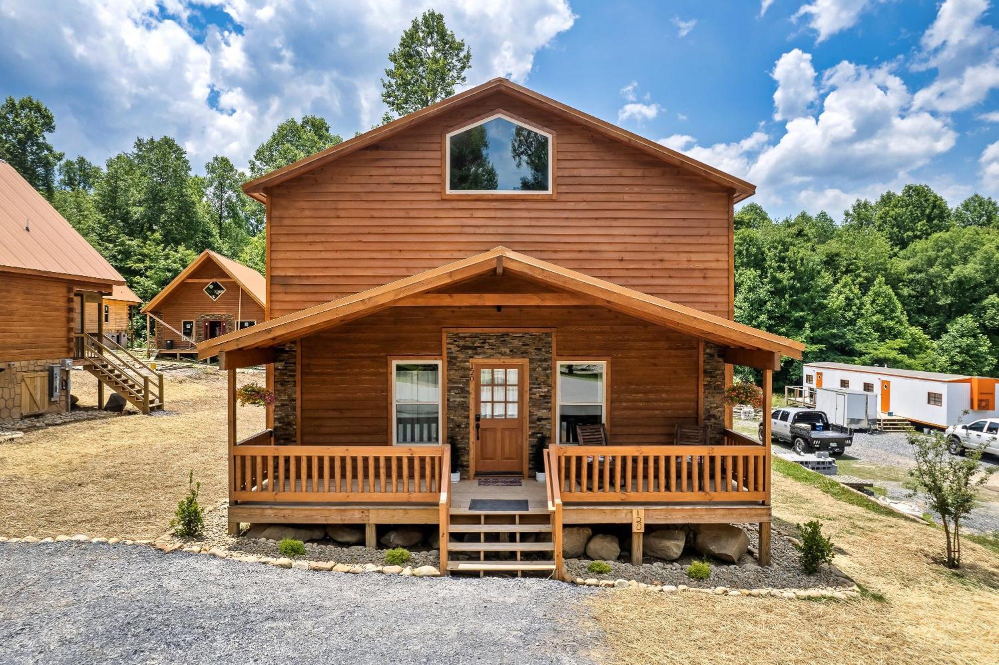 Smokiesboutiquecabins Would Love To Host You At Dolly'S Cute Cabin! 4 Suites With Private Bathrooms - Hot Tub, Fire Pit, Game Room, Resort Pool Open Memorial Day Through Labor Day! Gatlinburg Kültér fotó