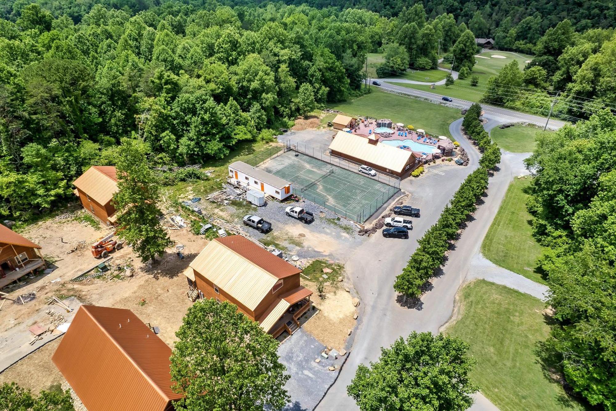 Smokiesboutiquecabins Would Love To Host You At Dolly'S Cute Cabin! 4 Suites With Private Bathrooms - Hot Tub, Fire Pit, Game Room, Resort Pool Open Memorial Day Through Labor Day! Gatlinburg Kültér fotó