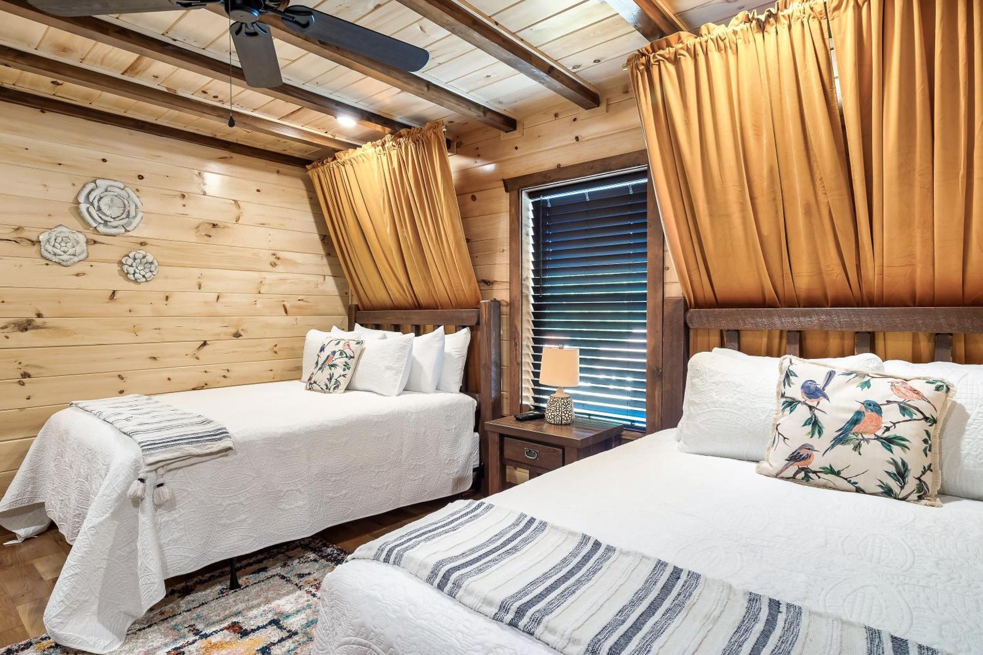Smokiesboutiquecabins Would Love To Host You At Dolly'S Cute Cabin! 4 Suites With Private Bathrooms - Hot Tub, Fire Pit, Game Room, Resort Pool Open Memorial Day Through Labor Day! Gatlinburg Kültér fotó