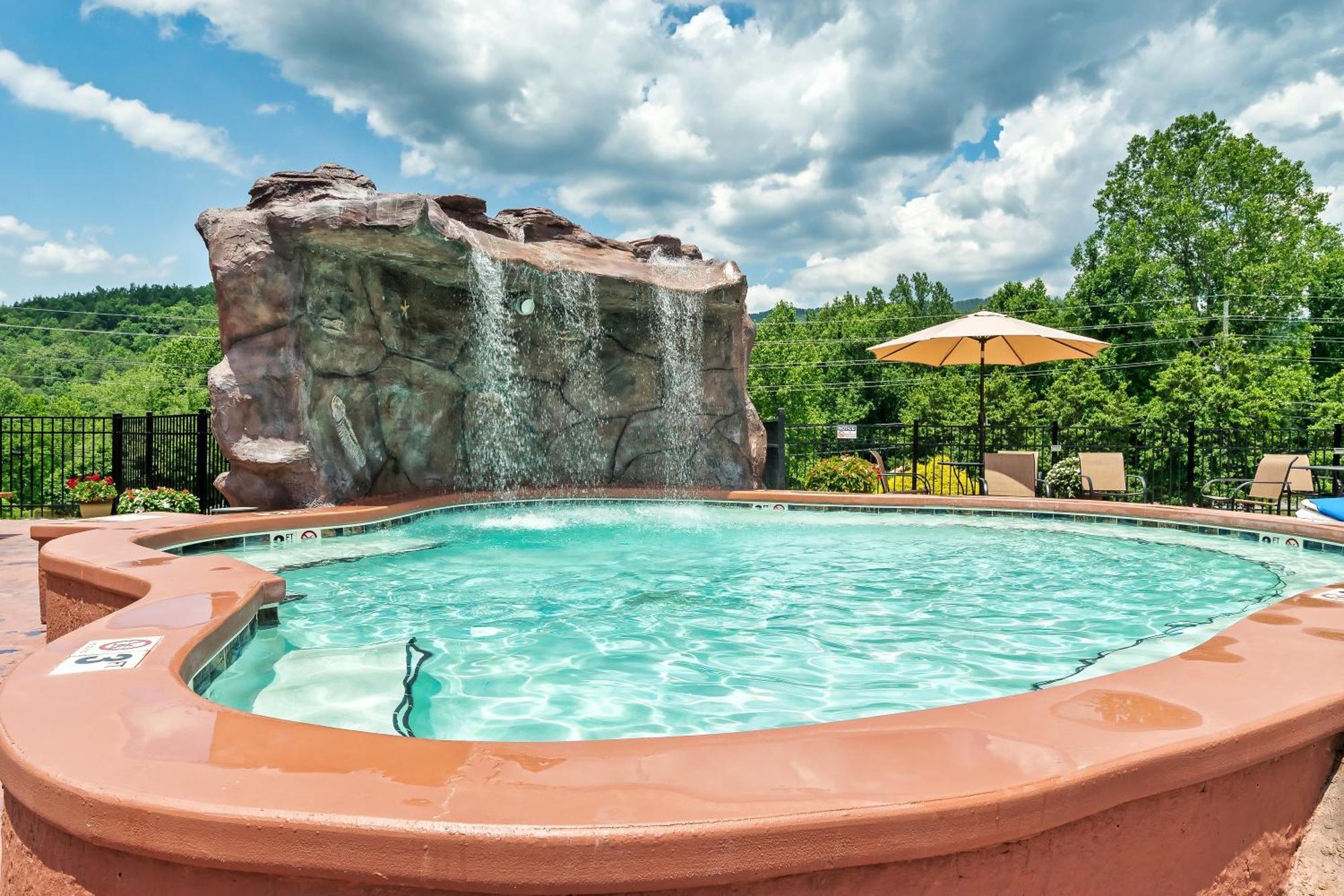Smokiesboutiquecabins Would Love To Host You At Dolly'S Cute Cabin! 4 Suites With Private Bathrooms - Hot Tub, Fire Pit, Game Room, Resort Pool Open Memorial Day Through Labor Day! Gatlinburg Kültér fotó